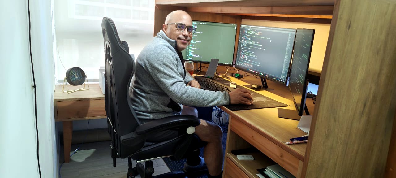 Raúl Ignacio trabajando en desarrollo de software y páginas web para Ignacio Soluciones